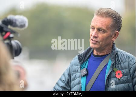 Chris Packham - présentateur TV de la faune et militant - à la Marche pour l'eau propre, Londres, 3 novembre 2024 Banque D'Images