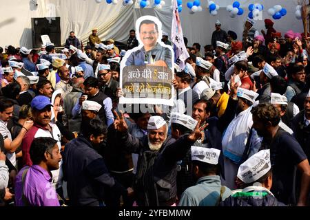 Les partisans du Parti AAM Aadmi (AAP) célèbrent la victoire aux élections régionales dans la capitale indienne New Delhi le 11 février 2020. Les partisans de l'AAP se sont rassemblés et ont célébré à travers New Delhi principalement au siège du parti après la victoire massive contre le parti du premier ministre indien Narendra Modi. Banque D'Images