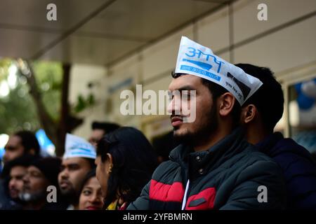 Partisans du parti AAM Aadmi (AAPattendez les résultats des élections régionales dans la capitale indienne, New Delhi, le 11 février 2020. Les partisans de l'AAP se sont rassemblés et ont célébré à travers New Delhi principalement au siège du parti après la victoire massive contre le parti du premier ministre indien Narendra Modi. Banque D'Images