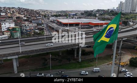 salvador, bahia, brésil - 15 septembre 2024 : vue de l'ensemble des viaducs de la Rotula do Abacaxi dans la ville de Salvador. Banque D'Images