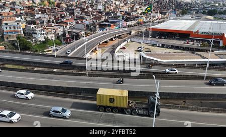 salvador, bahia, brésil - 15 septembre 2024 : vue de l'ensemble des viaducs de la Rotula do Abacaxi dans la ville de Salvador. Banque D'Images