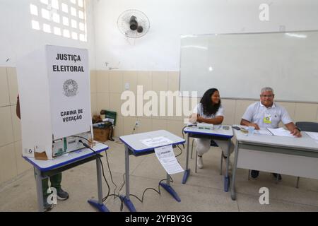 camacari, bahia, brésil - 27 octobre 2024 : vue d'un bureau de vote lors du second tour des élections dans la ville de Camacari. Banque D'Images