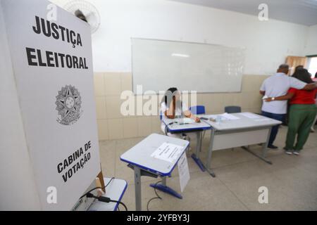 camacari, bahia, brésil - 27 octobre 2024 : vue d'un bureau de vote lors du second tour des élections dans la ville de Camacari. Banque D'Images