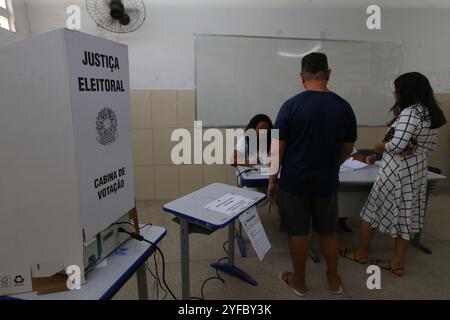 camacari, bahia, brésil - 27 octobre 2024 : vue d'un bureau de vote lors du second tour des élections dans la ville de Camacari. Banque D'Images