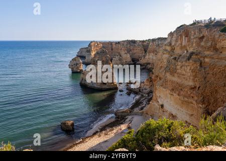 Portugal, région de l'Algarve, municipalité de Lagoa, paysage côtier accidenté par Praia da Marinha (Navy Beach) Banque D'Images