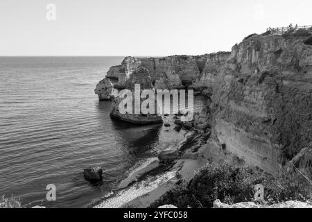 Portugal, région de l'Algarve, municipalité de Lagoa, paysage côtier accidenté près de Navy Beach (Praia da Marinha) Banque D'Images