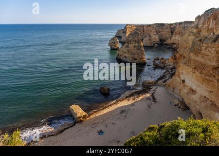 Portugal, région de l'Algarve, municipalité de Lagoa, paysages côtiers accidentés et Praia da Marinha (Navy Beach) Banque D'Images