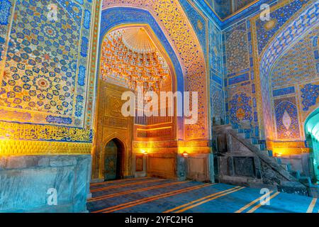 Intérieur étonnant de la mosquée Tilla-Kori (Gold-couvert), sa somptueuse dorée décorée étonnamment et la qualité de l’or, appliquée par la méthode de “ Banque D'Images