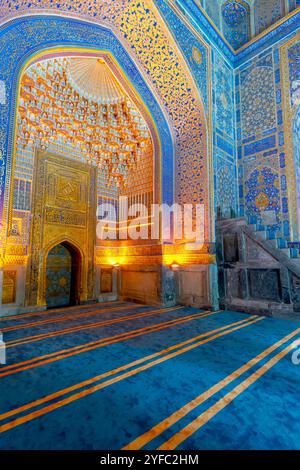 Intérieur étonnant de la mosquée Tilla-Kori (Gold-couvert), sa somptueuse dorée décorée étonnamment et la qualité de l’or, appliquée par la méthode de “ Banque D'Images