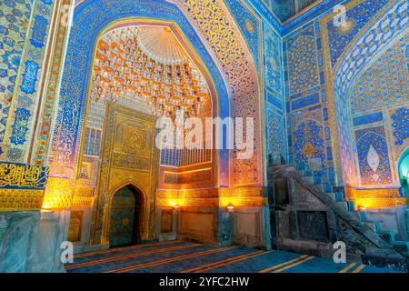 Intérieur étonnant de la mosquée Tilla-Kori (Gold-couvert), sa somptueuse dorée décorée étonnamment et la qualité de l’or, appliquée par la méthode de “ Banque D'Images