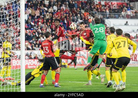 New York, NY, États-Unis, 3 novembre 2024 : scène chaotique devant le but de Columbus Crew pendant le match entre les New York Red Bulls et Columbus Crew lors du 1er tour des séries éliminatoires de la MLS Audi Cup au Red Bull Arena à Harrison, NJ, le 3 novembre 2024. Selon les règles établies par la MLS, le premier tour des séries éliminatoires se compose du meilleur des 3 jeux et tout jeu doit se terminer par la victoire pour l'un des adversaires avec un penalty au cas où le jeu se terminerait par un nul. Les Red Bulls ont gagné au penalty. Crédit : Lev Radin/Alamy Live News Banque D'Images