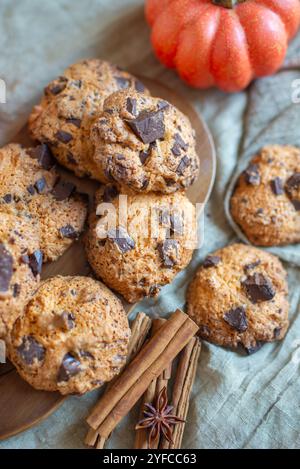 biscuits aux pépites de chocolat à la citrouille sur une table Banque D'Images