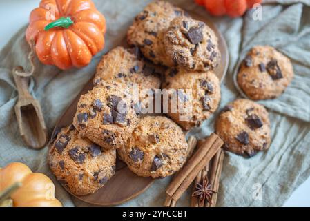 biscuits aux pépites de chocolat à la citrouille sur une table Banque D'Images