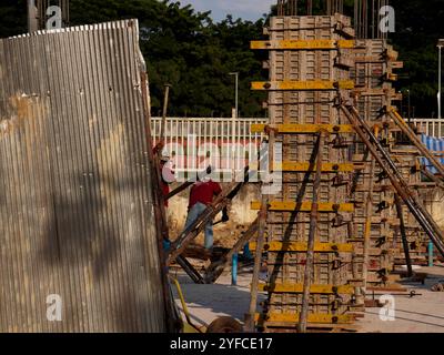 Nouveau chantier de construction avec cadre de poutre pour préparer des colonnes de béton armé, des travaux de fondation et de coulée de béton. Industrie de la construction. Banque D'Images