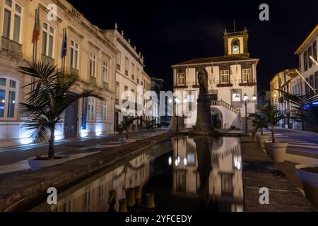 Le centre historique de Ponta Delgada, avec ses charmantes rues pavées, son architecture des XVIIe et XVIIIe siècles et ses emblématiques Portas da Cidade (portes de la ville). Banque D'Images