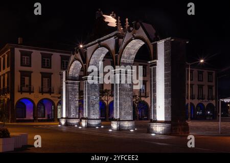 Le centre historique de Ponta Delgada, avec ses charmantes rues pavées, son architecture des XVIIe et XVIIIe siècles et ses emblématiques Portas da Cidade (portes de la ville). Banque D'Images