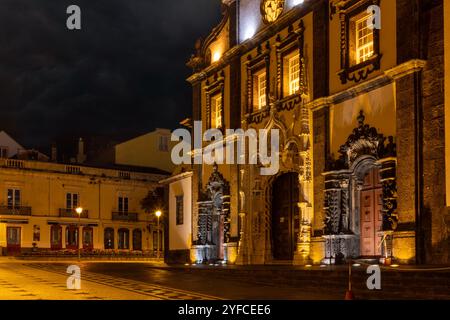 Le centre historique de Ponta Delgada, avec ses charmantes rues pavées, son architecture des XVIIe et XVIIIe siècles et ses emblématiques Portas da Cidade (portes de la ville). Banque D'Images