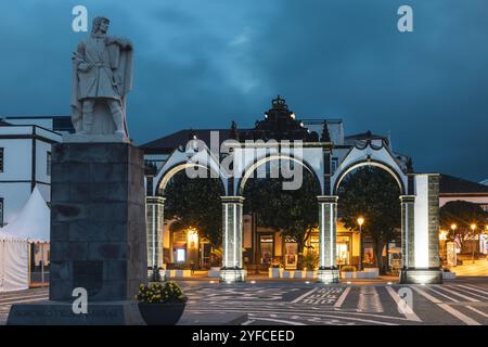 Le centre historique de Ponta Delgada, avec ses charmantes rues pavées, son architecture des XVIIe et XVIIIe siècles et ses emblématiques Portas da Cidade (portes de la ville). Banque D'Images