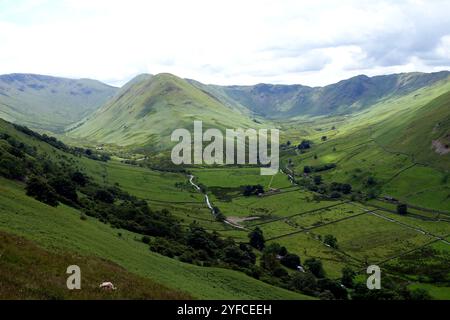 Upper Martindale and the Wainwright 'The NAB' from the Path to Steel Knotts, Lake District National Park, Cumbria, Angleterre, Royaume-Uni. Banque D'Images