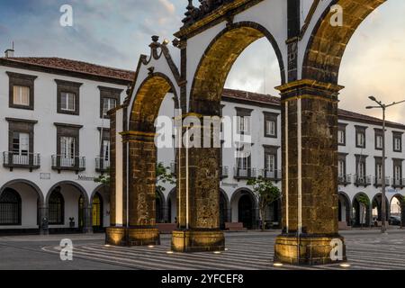 Le centre historique de Ponta Delgada, avec ses charmantes rues pavées, son architecture des XVIIe et XVIIIe siècles et ses emblématiques Portas da Cidade (portes de la ville). Banque D'Images