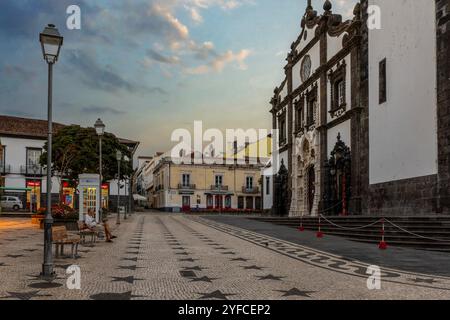 Le centre historique de Ponta Delgada, avec ses charmantes rues pavées, son architecture des XVIIe et XVIIIe siècles et ses emblématiques Portas da Cidade (portes de la ville). Banque D'Images