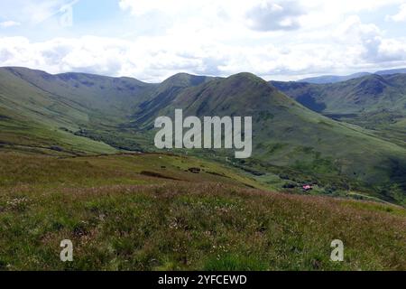 Les rampes de Gill Valley, Upper Martindale et les Wainwrights reposent Dodd et le NAB de The Path à Gowk Hill, Lake District National Park, Cumbria, Royaume-Uni. Banque D'Images