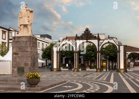 Le centre historique de Ponta Delgada, avec ses charmantes rues pavées, son architecture des XVIIe et XVIIIe siècles et ses emblématiques Portas da Cidade (portes de la ville). Banque D'Images