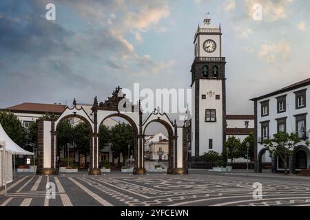 Le centre historique de Ponta Delgada, avec ses charmantes rues pavées, son architecture des XVIIe et XVIIIe siècles et ses emblématiques Portas da Cidade (portes de la ville). Banque D'Images