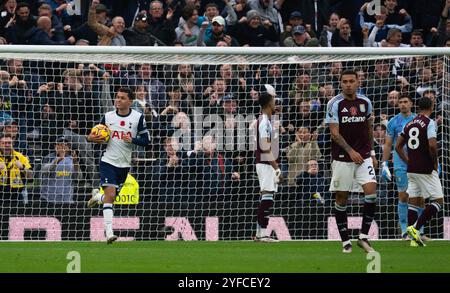 Londres, Royaume-Uni. 03 Nov, 2024. Brennan Johnson de Tottenham Hotspur célèbre après avoir marqué le 1er but de son équipe. Premier League match, Tottenham Hotspur contre Aston Villa au Tottenham Hotspur Stadium à Londres le dimanche 3 novembre 2024. Cette image ne peut être utilisée qu'à des fins éditoriales. Usage éditorial exclusif photo par Sandra Mailer/Andrew Orchard photographie sportive/Alamy Live News crédit : Andrew Orchard photographie sportive/Alamy Live News Banque D'Images