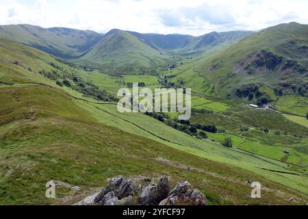 Upper Martindale and the Wainwright 'The NAB' & 'Beda Fell' from the Path to Steel Knotts, Lake District National Park, Cumbria, Angleterre, Royaume-Uni. Banque D'Images