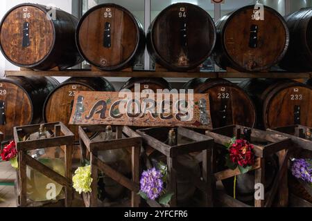 Mulher de capote est une distillerie de liqueur située à Ribeira Grande, une ville côtière populaire sur l'île de Sao Miguel, aux Açores. Banque D'Images