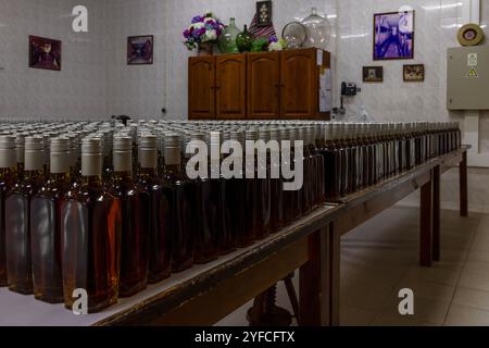 Mulher de capote est une distillerie de liqueur située à Ribeira Grande, une ville côtière populaire sur l'île de Sao Miguel, aux Açores. Banque D'Images