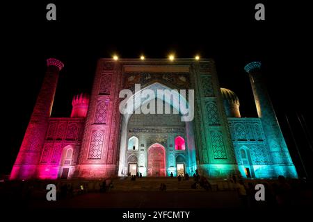 Vue de nuit de la Madrasah Sher-Dor située près de la place Registan. Il fait partie de l'ensemble du Registan dans le centre historique au coeur de Samarcande, Uzbe Banque D'Images