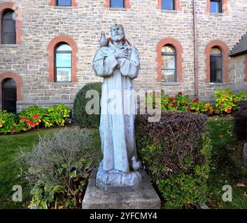 Statue de François d'assise devant le presbytère de l'église du Sacré-cœur, Yonkers, NY Banque D'Images