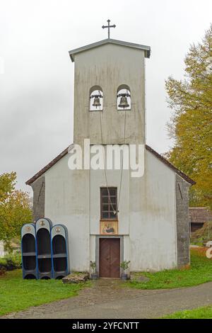 Smiljan, Croatie - 24 octobre 2024 : Église orthodoxe serbe des Saints Pierre et Paul au complexe du musée Nikola Tesla. Banque D'Images