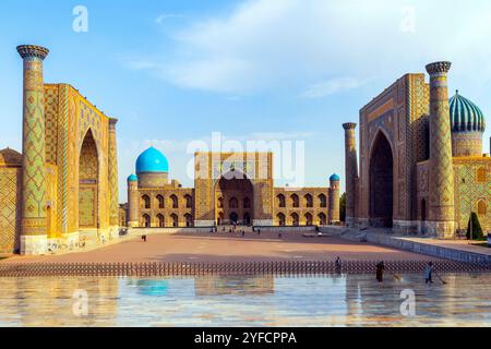 La Madrasah Ulugbek, la Madrasah Sher-Dor et la Madrasah Tilya Kori font partie de l'ensemble du Registan dans le centre historique au cœur de Samarcande, Ouzbékistan Banque D'Images