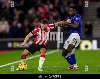 Adam Armstrong de Southampton et Orel Mangala d'Everton en action lors du premier League match au St Mary's Stadium de Southampton. Date de la photo : samedi 2 novembre 2024. Banque D'Images