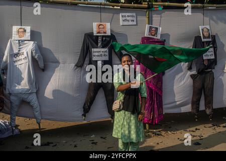Dhaka, Bangladesh. 04th Nov, 2024. Un manifestant agite le drapeau national du Bangladesh à côté d'une effigie du premier ministre évincé Sheikh Hasina (C) lors d'une manifestation symbolique contre le fascisme au centre enseignant-étudiant de l'Université de Dhaka. Des manifestants manifestent contre le fascisme à Dacca. la commission de réforme constitutionnelle du Bangladesh, nouvellement nommée à la suite de la révolution étudiante qui a renversé l'autocrate de longue date Sheikh Hasina, a juré le 3 novembre de supprimer le « fascisme » pour sauvegarder la démocratie crédit : SOPA images Limited/Alamy Live News Banque D'Images
