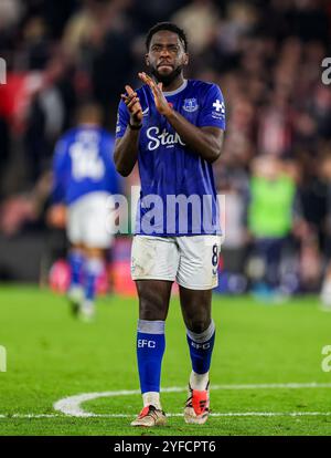 Orel Mangala d'Everton applaudit les supporters à plein temps lors du premier League match au St Mary's Stadium de Southampton. Date de la photo : samedi 2 novembre 2024. Banque D'Images