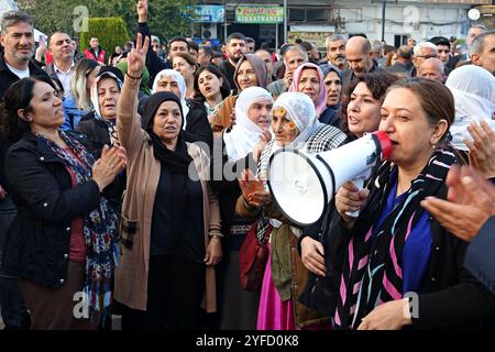 Diyarbakir, Turquie. 04th Nov, 2024. Les manifestants scandent des slogans pendant la manifestation à Diyarbakir. En Turquie, un rassemblement organisé par les partis politiques kurdes sur la place Cheikh Saïd de Diyarbakir a protesté contre la destitution du maire métropolitain de Mardin, Ahmet Turk, du maire de Batman Gulistan Sonuk et du maire de Halfeti, Mehmet Karayilan, et contre la nomination de membres du conseil pour les remplacer. Crédit : SOPA images Limited/Alamy Live News Banque D'Images