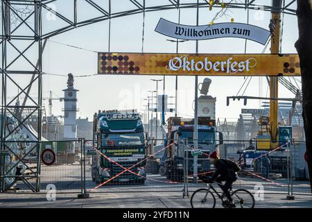 Abbau Oktoberfest, aber das Schild über dem Eingang zur Theresienwiese hängt noch, München, November 2024 Deutschland, München, 04.11.2024, Abbau Oktoberfest, das Schild über dem Eingang Willkommen zum Oktoberfest steht noch, voll beladene LKWS verlassen die Baustelle, Bayern, bayerisch, *** Démantèlement Oktoberfest, mais le panneau au-dessus de l'entrée de la Theresienwiese est toujours en place, Munich, novembre 2024 Allemagne, Munich, 04 11 2024, démantèlement de l'Oktoberfest, le panneau au-dessus de l'entrée Bienvenue à l'Oktoberfest est toujours en place, des camions entièrement chargés quittent le chantier, Bavière, Bavière, Bavière, Banque D'Images