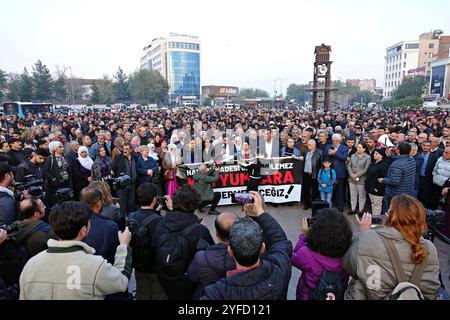 Diyarbakir, Turquie. 04th Nov, 2024. Une foule nombreuse de manifestants est vue pendant la manifestation. En Turquie, un rassemblement organisé par les partis politiques kurdes sur la place Cheikh Saïd de Diyarbakir a protesté contre la destitution du maire métropolitain de Mardin, Ahmet Turk, du maire de Batman Gulistan Sonuk et du maire de Halfeti, Mehmet Karayilan, et contre la nomination de membres du conseil pour les remplacer. Crédit : SOPA images Limited/Alamy Live News Banque D'Images