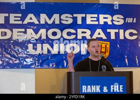 Chicago, Illinois - le travailleur d'Amazon Zach Neely prend la parole à la convention des Teamsters for a Democratic Union (TDU). Neely travaille au gros fret aérien d'Amazon Banque D'Images