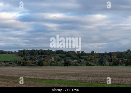 Une vue sur le paysage rural avec le village de Woolsthorpe au loin dans le Lincolnshire, Royaume-Uni Banque D'Images