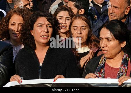 Diyarbakir, Turquie. 04th Nov, 2024. Les manifestants scandent des slogans pendant la manifestation à Diyarbakir. En Turquie, un rassemblement organisé par les partis politiques kurdes sur la place Cheikh Saïd de Diyarbakir a protesté contre la destitution du maire métropolitain de Mardin, Ahmet Turk, du maire de Batman Gulistan Sonuk et du maire de Halfeti, Mehmet Karayilan, et contre la nomination de membres du conseil pour les remplacer. (Photo de Mehmet Masum Suer/SOPA images/SIPA USA) crédit : SIPA USA/Alamy Live News Banque D'Images