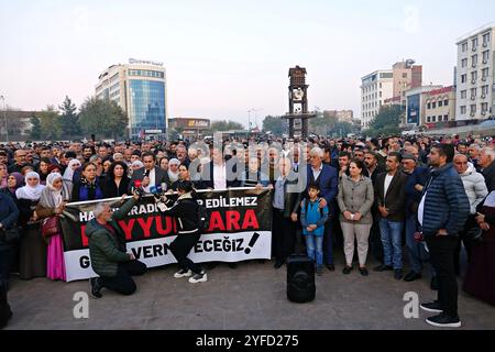 Diyarbakir, Turquie. 04th Nov, 2024. Une foule nombreuse de manifestants est vue pendant la manifestation. En Turquie, un rassemblement organisé par les partis politiques kurdes sur la place Cheikh Saïd de Diyarbakir a protesté contre la destitution du maire métropolitain de Mardin, Ahmet Turk, du maire de Batman Gulistan Sonuk et du maire de Halfeti, Mehmet Karayilan, et contre la nomination de membres du conseil pour les remplacer. (Photo de Mehmet Masum Suer/SOPA images/SIPA USA) crédit : SIPA USA/Alamy Live News Banque D'Images