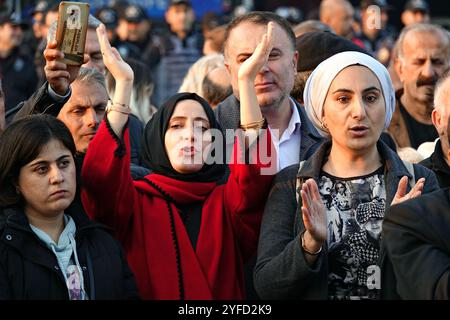 Diyarbakir, Turquie. 04th Nov, 2024. Des manifestants scandent des slogans et applaudissent lors d'une manifestation à Diyarbakir. En Turquie, un rassemblement organisé par les partis politiques kurdes sur la place Cheikh Saïd de Diyarbakir a protesté contre la destitution du maire métropolitain de Mardin, Ahmet Turk, du maire de Batman Gulistan Sonuk et du maire de Halfeti, Mehmet Karayilan, et contre la nomination de membres du conseil pour les remplacer. (Photo de Mehmet Masum Suer/SOPA images/SIPA USA) crédit : SIPA USA/Alamy Live News Banque D'Images