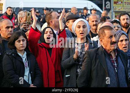 Diyarbakir, Turquie. 04th Nov, 2024. Des manifestants scandent des slogans et applaudissent lors d'une manifestation à Diyarbakir. En Turquie, un rassemblement organisé par les partis politiques kurdes sur la place Cheikh Saïd de Diyarbakir a protesté contre la destitution du maire métropolitain de Mardin, Ahmet Turk, du maire de Batman Gulistan Sonuk et du maire de Halfeti, Mehmet Karayilan, et contre la nomination de membres du conseil pour les remplacer. (Photo de Mehmet Masum Suer/SOPA images/SIPA USA) crédit : SIPA USA/Alamy Live News Banque D'Images