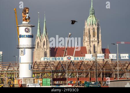 Abbau Oktoberfest, Löwenbräu-Turm und Festzelte vor der Paulskirche, , München, November 2024 Deutschland, München, 04.11.2024, Abbau Oktoberfest, der Löwenbräu-Turm steht noch, Festzelte im Rohbau vor der Paulskirche, Baustelle, Bayern, bayerisch, *** Oktoberfest du démantèlement, tour de Löwenbräu et chapiteaux devant l'église des membres Pauls, Munich, novembre 2024 Allemagne, Munich, 04 11 2024, Démantling Oktoberfest, la tour Löwenbräu est toujours debout, chapiteaux dans la coquille devant l'église de l'église de Pauls, chantier, Bavaria, Bavarian, Bavarian, Banque D'Images