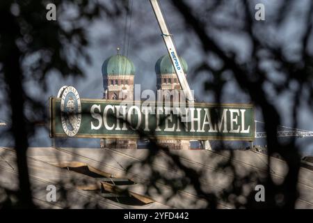 Abbau Oktoberfest, Schottenhamel Schild vor der Frauenkirche, München, November 2024 Deutschland, München, 04.11.2024, Abbau Oktoberfest, Festhalle Schottenhamel, Schild vor der Frauenkirche, Baustelle, Bayern, bayerisch, *** démantèlement Oktoberfest, panneau Schottenhamel devant la Frauenkirche, Munich, novembre 2024 Allemagne, Munich, 04 11 2024, démantèlement de l'Oktoberfest, salle des fêtes Schottenhamel, panneau devant la Frauenkirche, chantier, Bavière, Bavière, Bavière, Banque D'Images